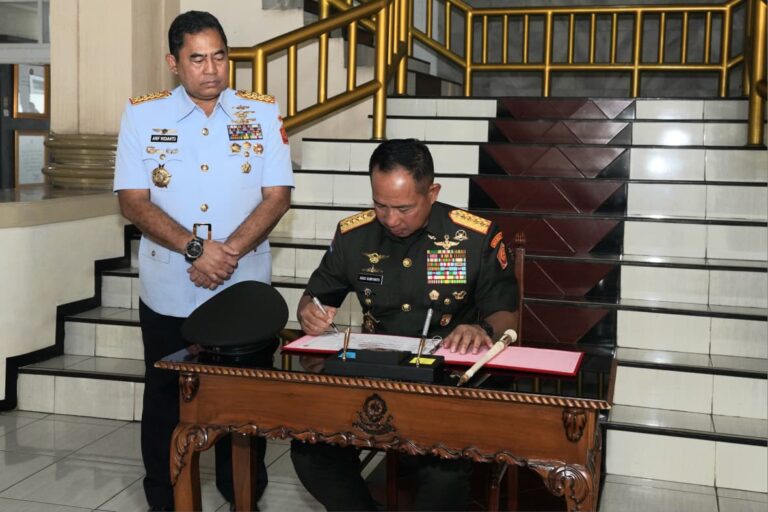 Panglima TNI Resmi Tutup Pendidikan Reguler LIV Sesko TNI 2025