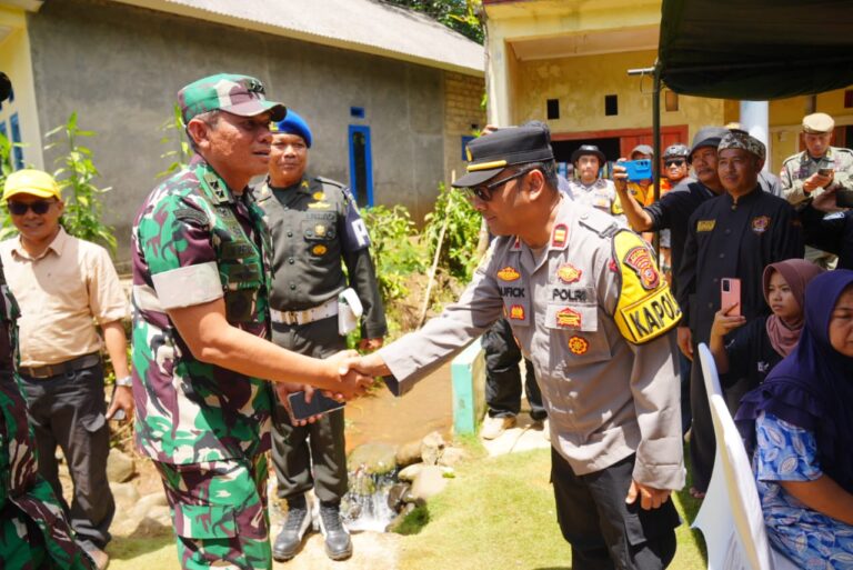 TNI Bangun Jembatan Gantung 80 Meter untuk Warga Sukabumi