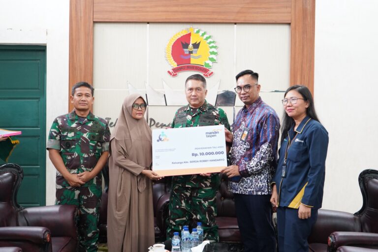 TNI Serahkan Santunan untuk Keluarga Prajurit Gugur saat Evakuasi Banjir Sumatera