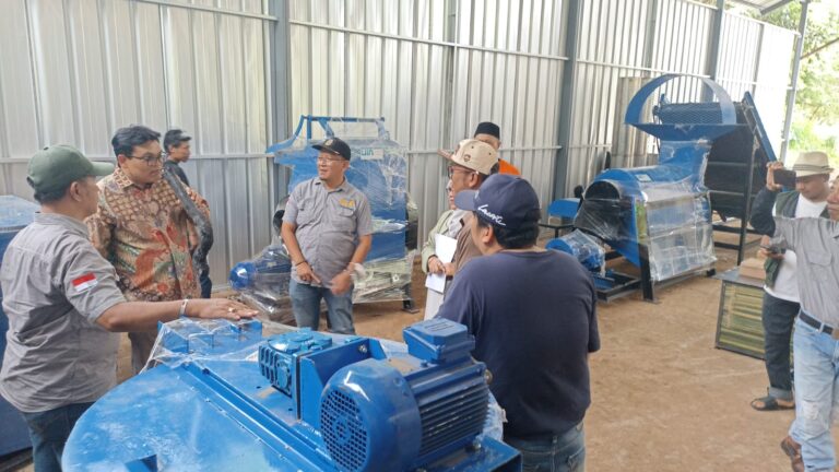 Perkuat Program Green Campus, Rektor UIN Jakarta Serahkan Perangkat Sampah Terpadu