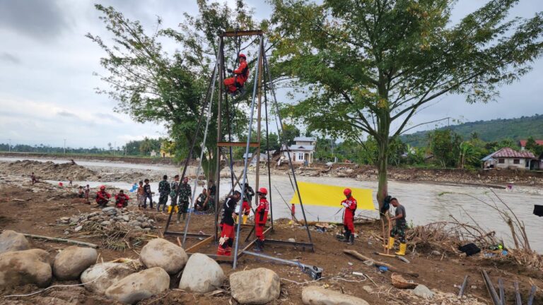 TNI dan Kemhan Sinergi Bangun Jembatan Gantung di Aceh
