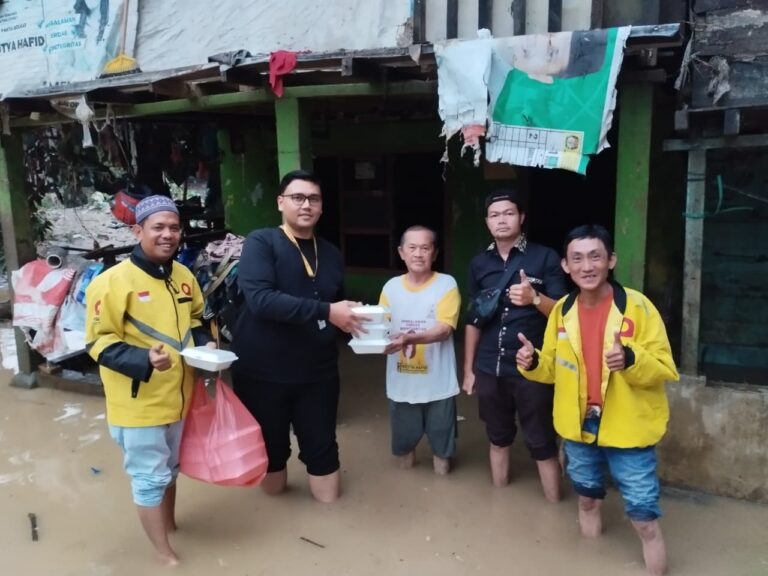Maxim Salurkan Ratusan Paket Makanan bagi Warga Terdampak Banjir Sumut
