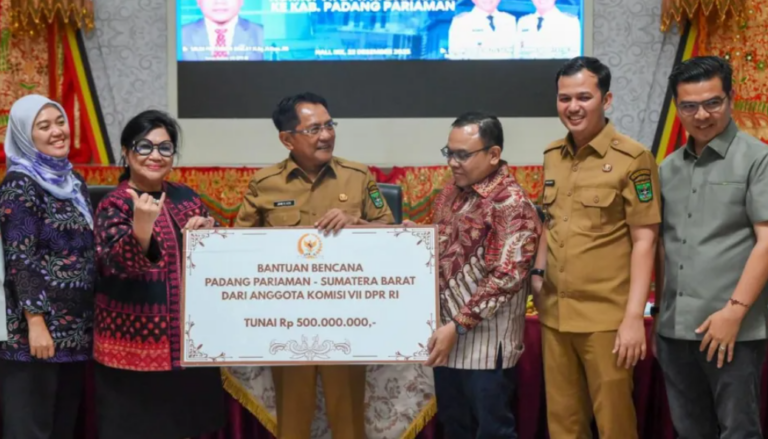 Komisi VII DPR Serahkan Bantuan Rp500 Juta untuk UMKM Terdampak Bencana Sumatera