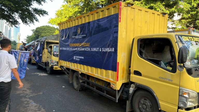 Menteri Imipas Resmi Lepas Bantuan Kemanusiaan untuk Korban Bencana Alam Sumatra