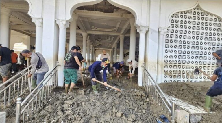 ASN Kemenag Gotong Royong Pulihkan Masjid Pante Baro Pasca Banjir
