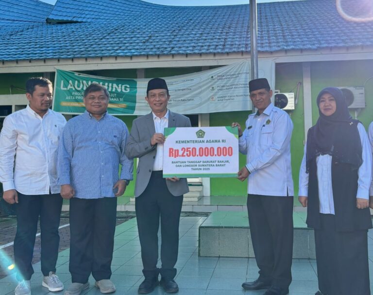 Kemenag Salurkan Bantuan Rp250 Juta untuk Korban Banjir dan Longsor Sumbar