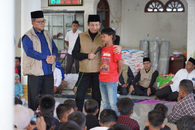 Menag Dampingi Trauma Healing Anak-anak yang Terdampak Banjir Bandang