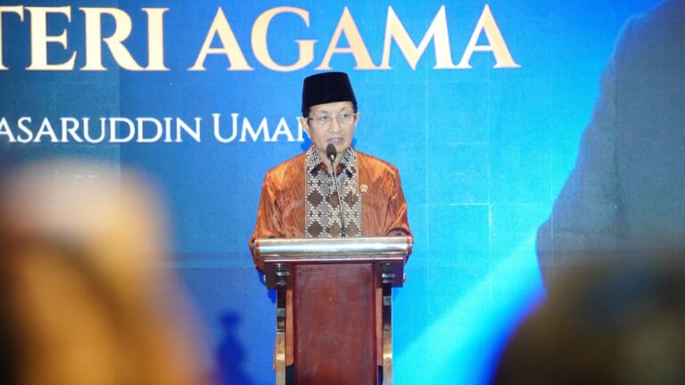 Humas Award 2025, Menag Serahkan Bantuan Rp155,5 Miliar untuk Korban Bencana Alam