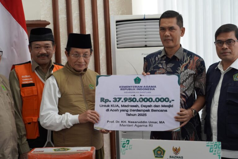 Menag Serahkan Bantuan Rp37,95 Miliar bagi Penyintas Bencana di Aceh