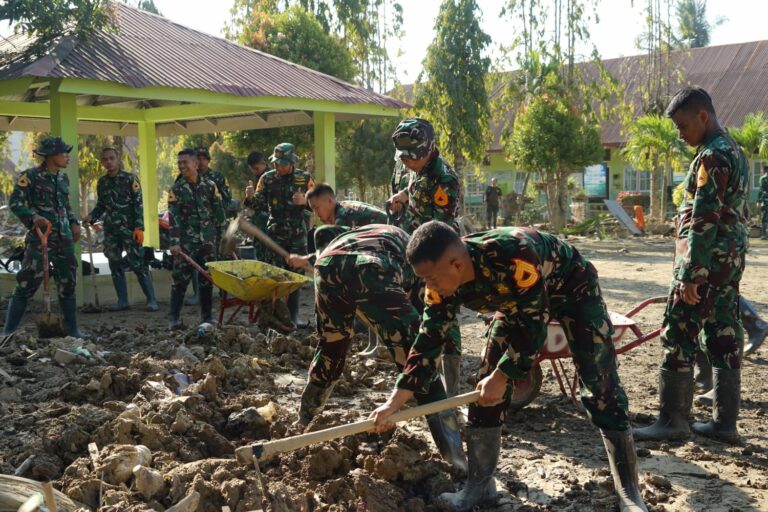 Aksi Taruna Akademi TNI Bersihkan Sekolah Pascabanjir Aceh Tamiang