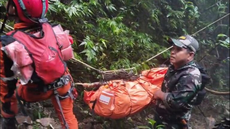 Prajurit TNI Temukan Dua Korban Kecelakaan Pesawat ATR 42-500 di Gunung Bulusaraung