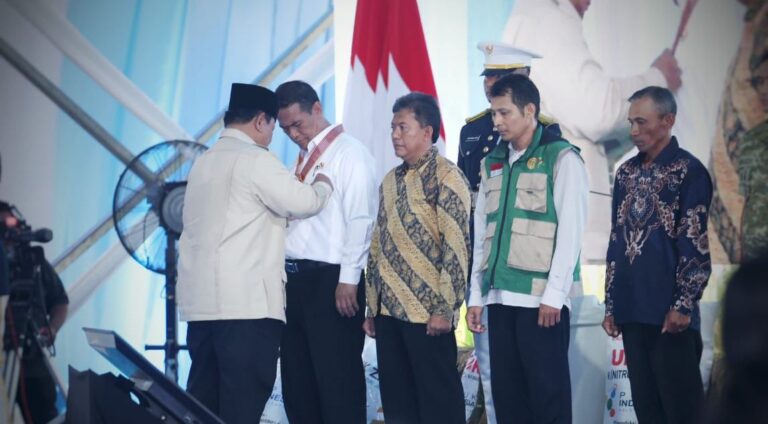 Presiden Prabowo Anugerahkan Bintang Jasa Utama kepada Mentan Amran