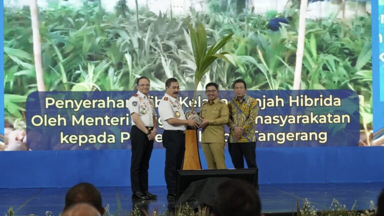 Hari Bakti Imigrasi ke-76, Kemenimipas Gelar Baksos hingga Penyerahan Bibit Kelapa