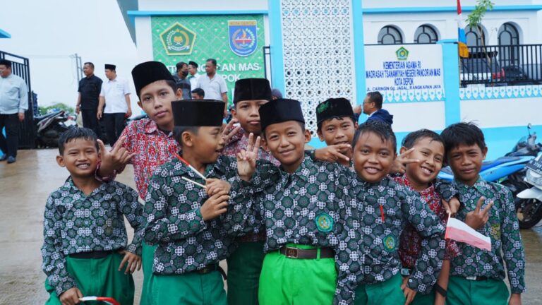 Bukan Cuma Sekolah Gratis, Prabowo Hadirkan MBG dan Cek Kesehatan