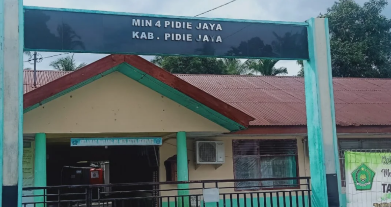 Kemenag Aceh Besar Salurkan Bantuan dan Trauma Healing di MIN 4 Pidie Jaya