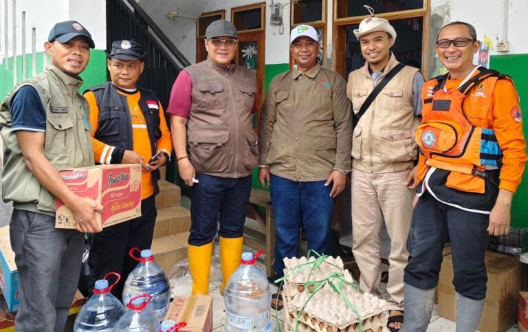 Kemenag Jabar Salurkan Bantuan Sembako dan Alat Pengungsi Longsor Cisarua