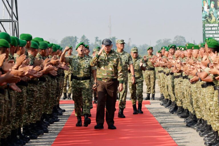 Menhan Didampingi Wakil Panglima TNI Tinjau Yonif TP 852/ABY