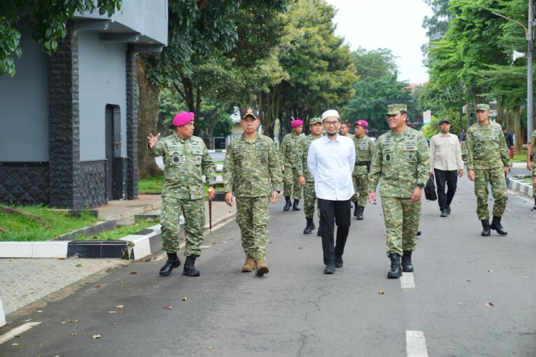 Wujud Empati, Panglima TNI Hadir Kuatkan Keluarga Prajurit Marinir yang Gugur