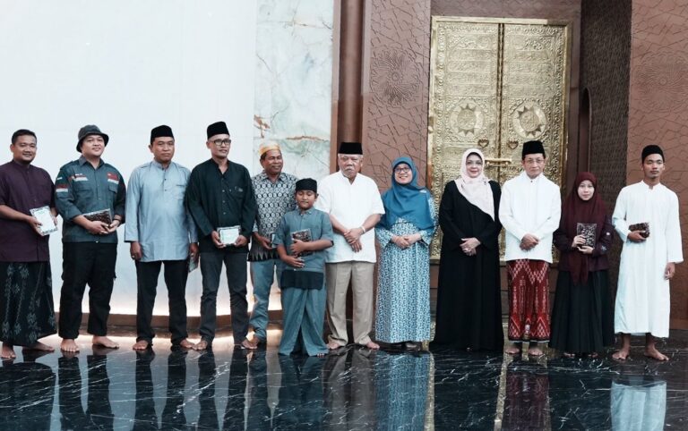 Kemenag Serahkan Dua Ton Kurma dan 1.000 Mushaf Al-Qur’an di IKN