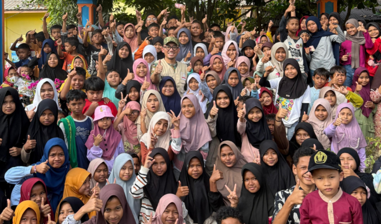 Kembali ke Sekolah Masa Kecil, Wamenhaj Dahnil Bantu Korban Banjir Aceh