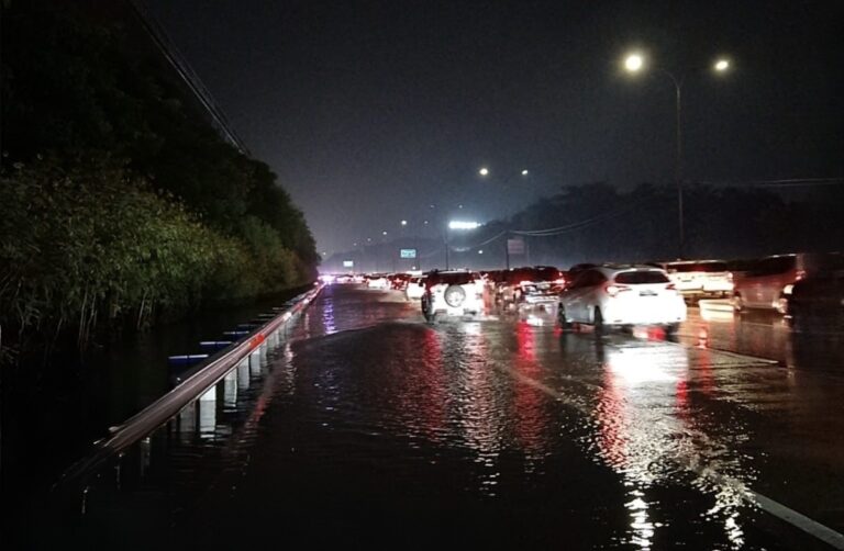 Hujan Deras Picu Genangan 30 Cm di Tol Jagorawi Arah Jakarta, Sejumlah Lajur Sempat Tak Bisa Dilalui
