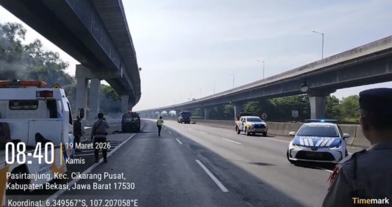 Terjadi Insiden di KM 40 A Ruas Jalan Tol Jakarta-Cikampek, Petugas Lakukan Aksi Cepat Evakuasi