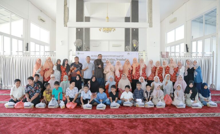 Joyful Ramadan, DWP Kemenag Aceh Besar Salurkan Santunan Anak Yatim