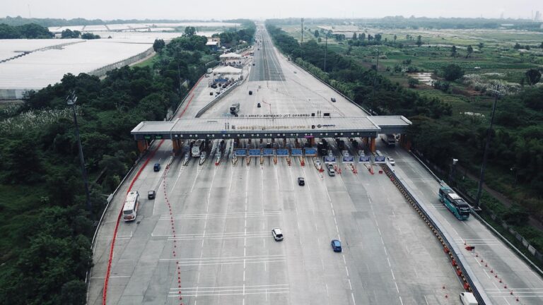 471 Ribu Kendaraan Padati GT Cikampek Arah Jakarta Saat Arus Balik