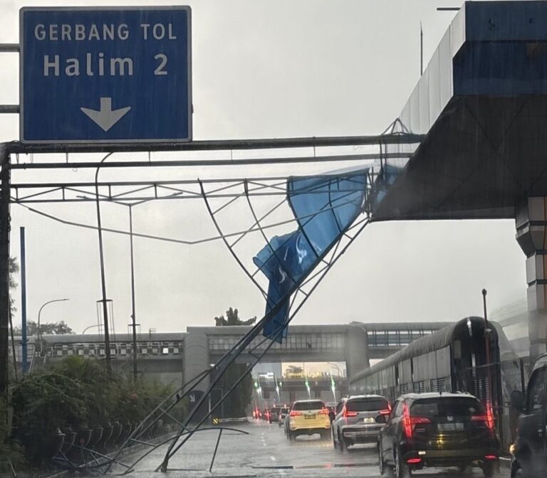 Hujan Deras dan Angin Kencang Sebabkan Pohon Tumbang Hingga Fasilitas di Sejumlah Ruas Tol Jakarta–Jabar Rusak