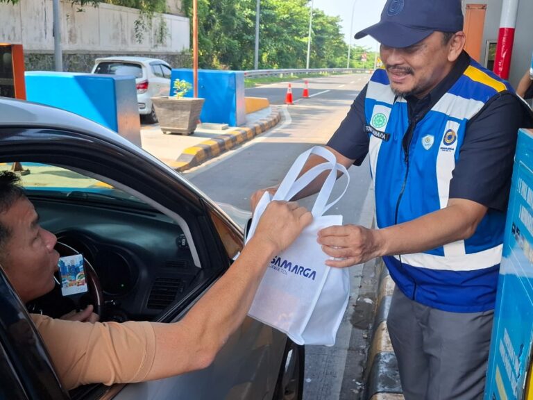 Rayakan Hari Konsumen Nasional 2026, JTT Bagikan 400 Bingkisan di Tol Trans Jawa