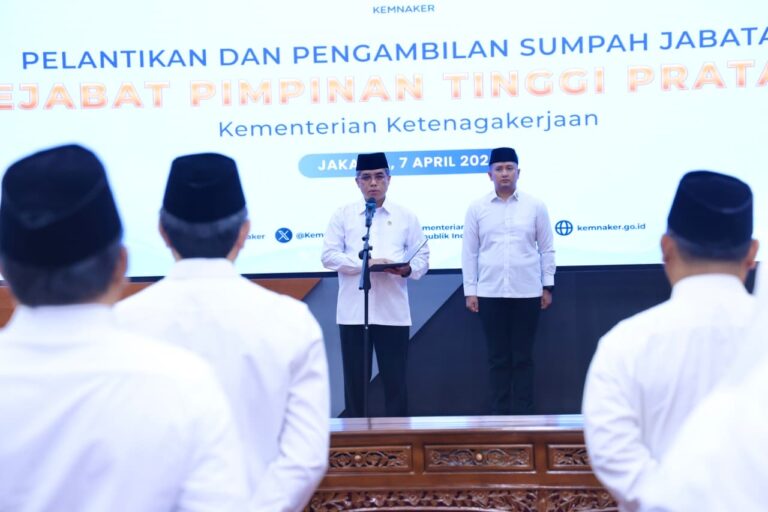 Menaker Yassierli Lantik 12 Pejabat, Tekankan Layanan Publik Ketenagakerjaan Harus Lebih Responsif