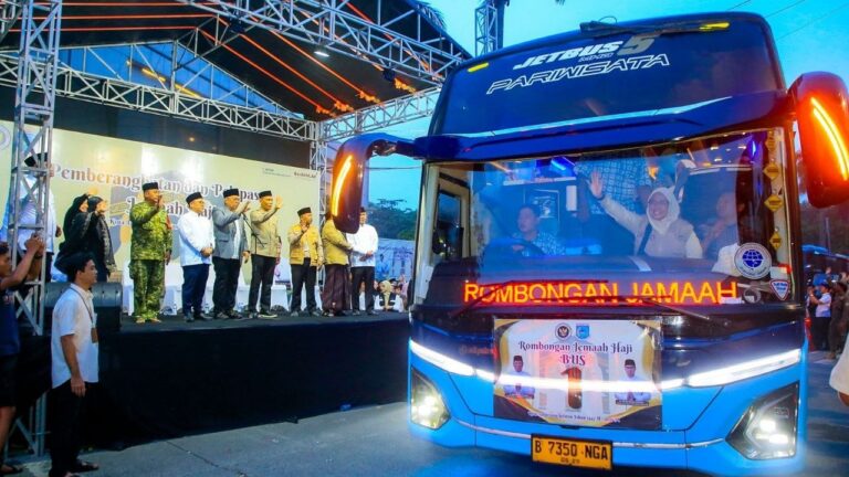393 Jemaah Haji Kloter Pertama Tangerang Selatan Diberangkatkan