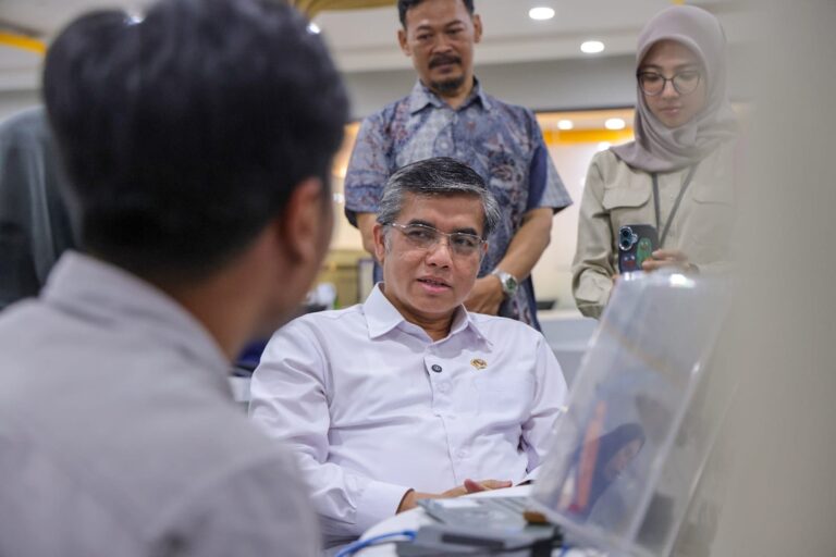 Menaker Tegaskan Pentingnya Sertifikasi Kompetensi bagi Lulusan Magang