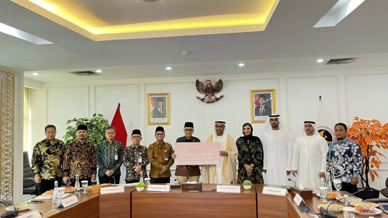 Zayed Foundation Serahkan Bantuan Sekitar USD 190.000 untuk 162 Jemaah Haji Indonesia