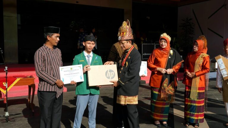 Hardiknas 2026, Menag Nasaruddin Umar Beri Penghargaan Dua Siswa Madrasah Berprestasi Dunia