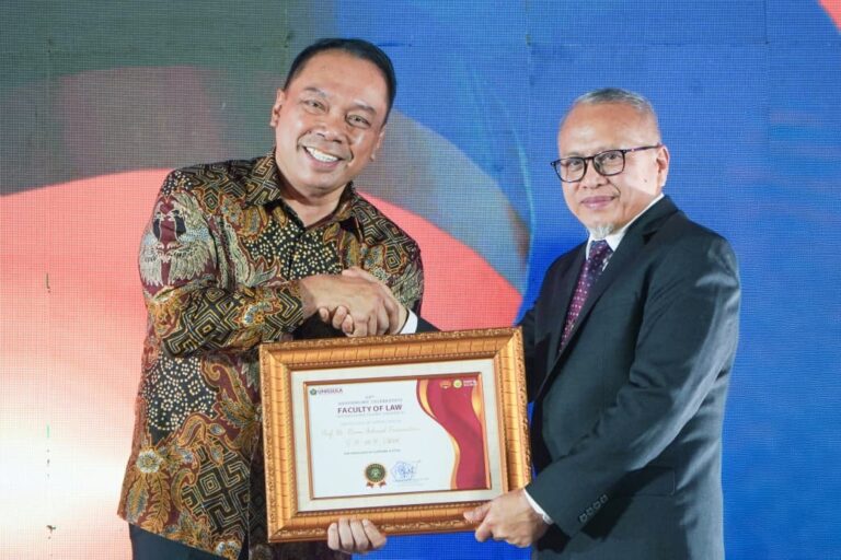 Dirut Jasa Marga Raih Penghargaan “The Strategic Leader of National Impact” dari Fakultas Hukum Unissula