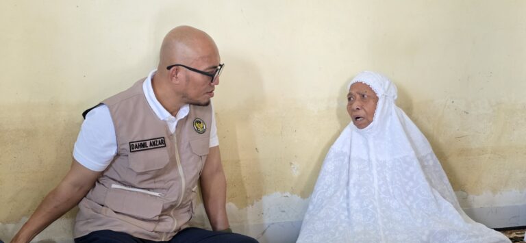 Wamenhaj Kembali Salurkan Bantuan bagi Jemaah Haji yang terlilit utang