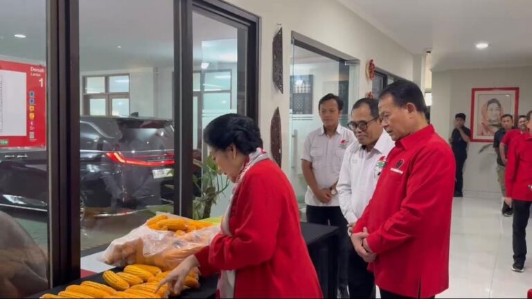 Megawati Soekarnoputri Apresiasi Kerja Kreatif GNTI Panen Jagung dengan Produktivitas Tinggi