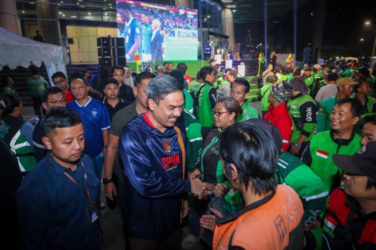 Kementerian UMKM dan Driver Ojol Satukan Semangat Lewat Nobar Piala Dunia