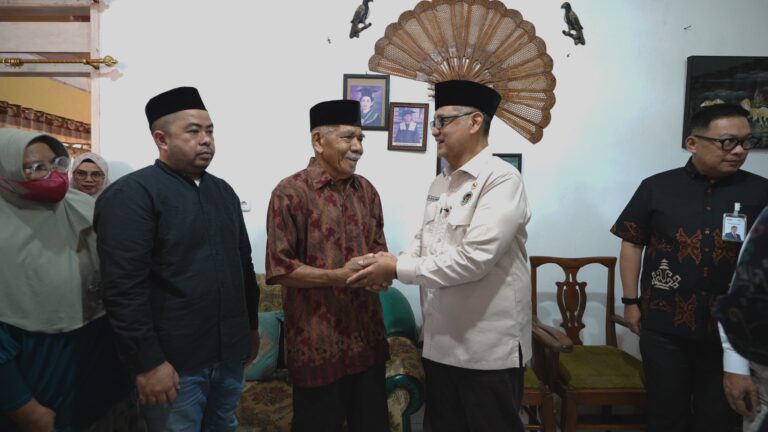 Menhaj Bawa Salam Presiden Prabowo untuk Keluarga dr. Fitri, Negara Hormati Pengabdiannya Hingga Akhir Hayat