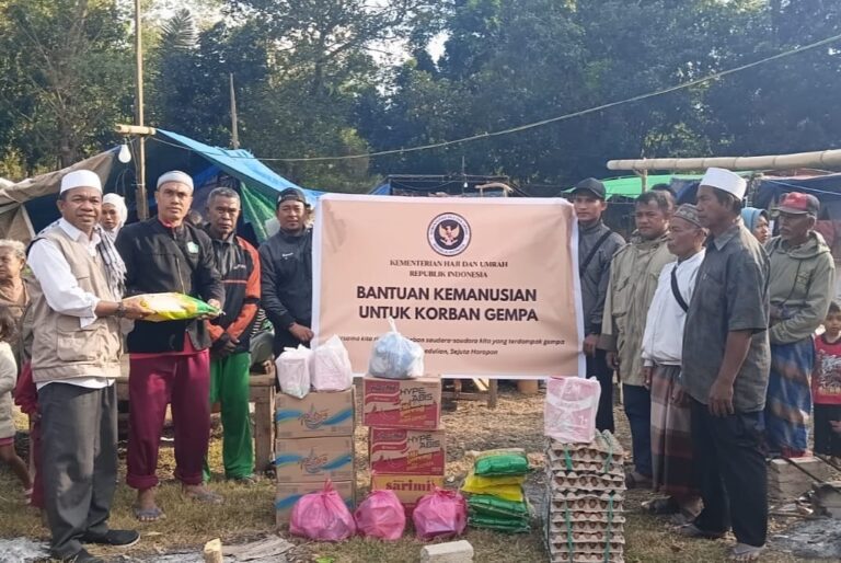 Kemenhaj Salurkan Bantuan Sosial bagi Warga Terdampak Gempa di NTT