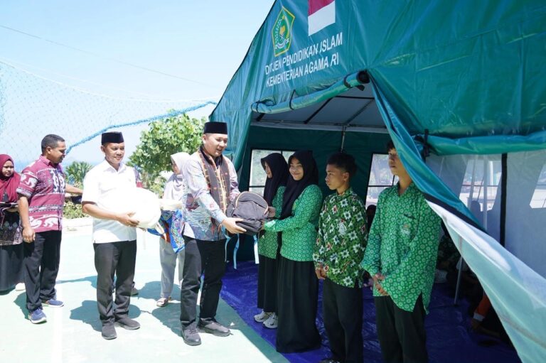 Kemenag Salurkan 1.000 School Kit dan 16 Ruang Belajar Sementara untuk Madrasah di NTT