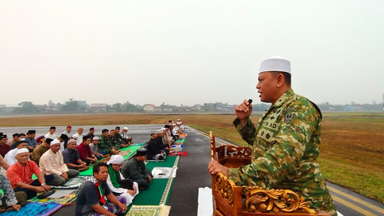 Satgas Kahurtla TNI Gelar Sholat Istisqo dan Sosialisasi di Melawi