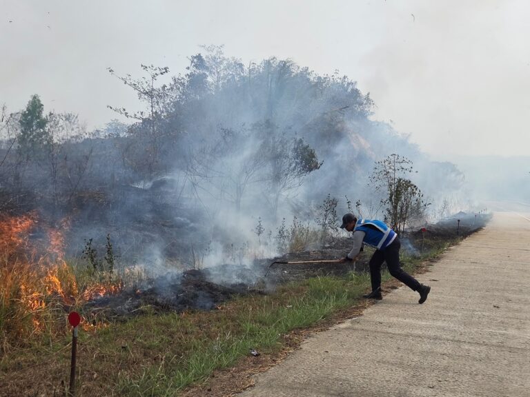 Petugas JMTO Ruas Balikpapan-Samarinda Lakukan Pengamanan Lajur Imbas Karhutla