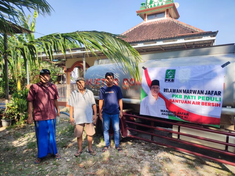 Marwan Jafar Salurkan Ratusan Ribu Liter Air Bersih, Desak Solusi Permanen Atasi Kekeringan